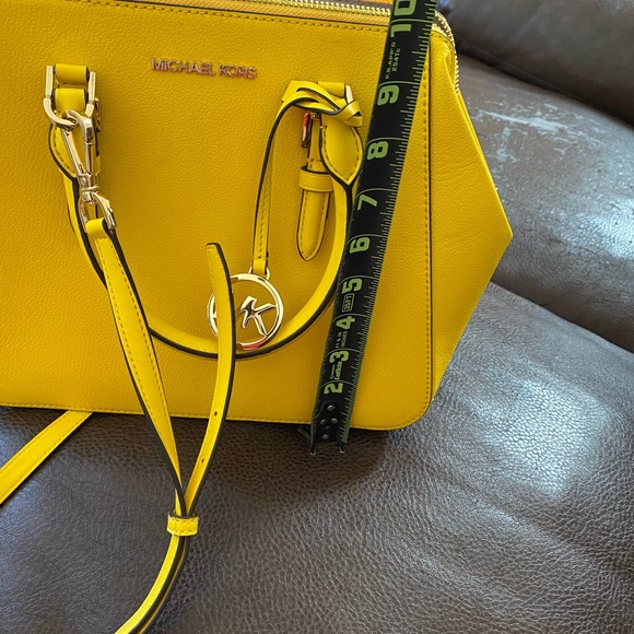 Michael Kors Charlotte Bright Yellow bag - Picture 2 of 5